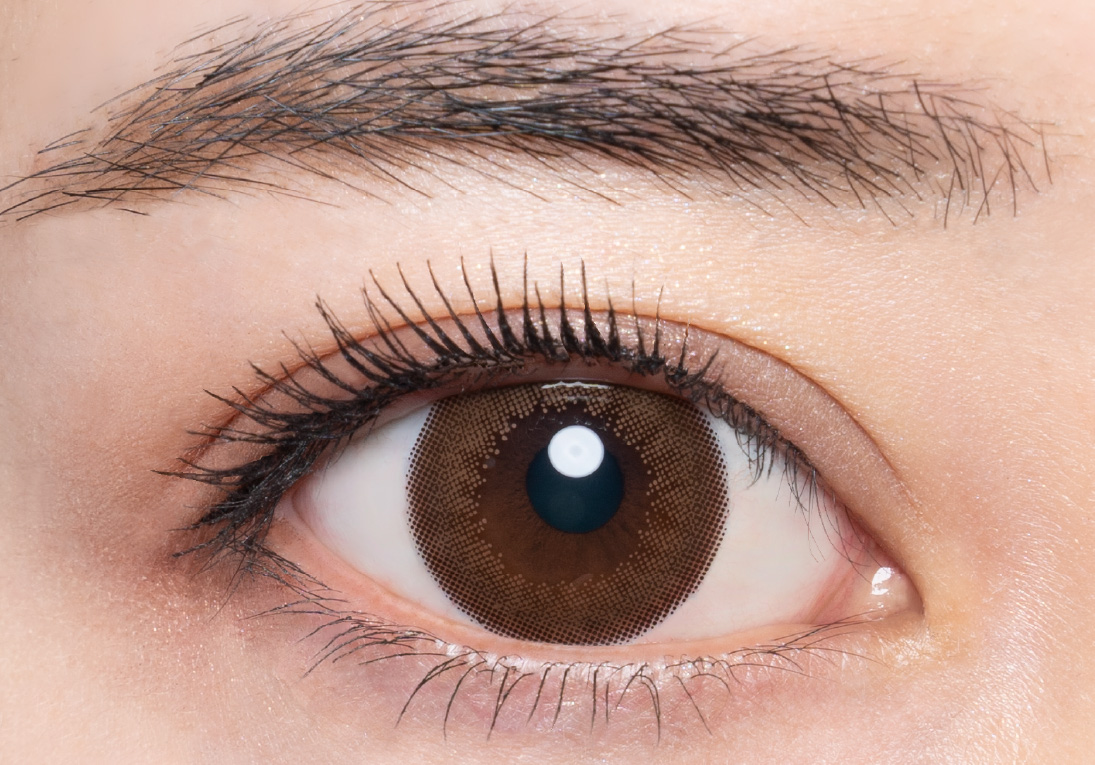 メメマールのデイライトキャメルワンデーを着用した目