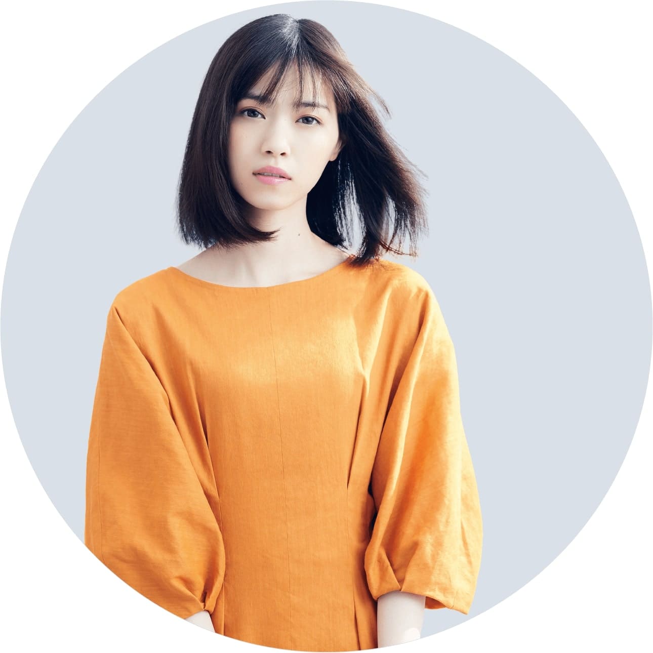 メメマールのデイライトキャメルワンデーを着用した西野七瀬の写真