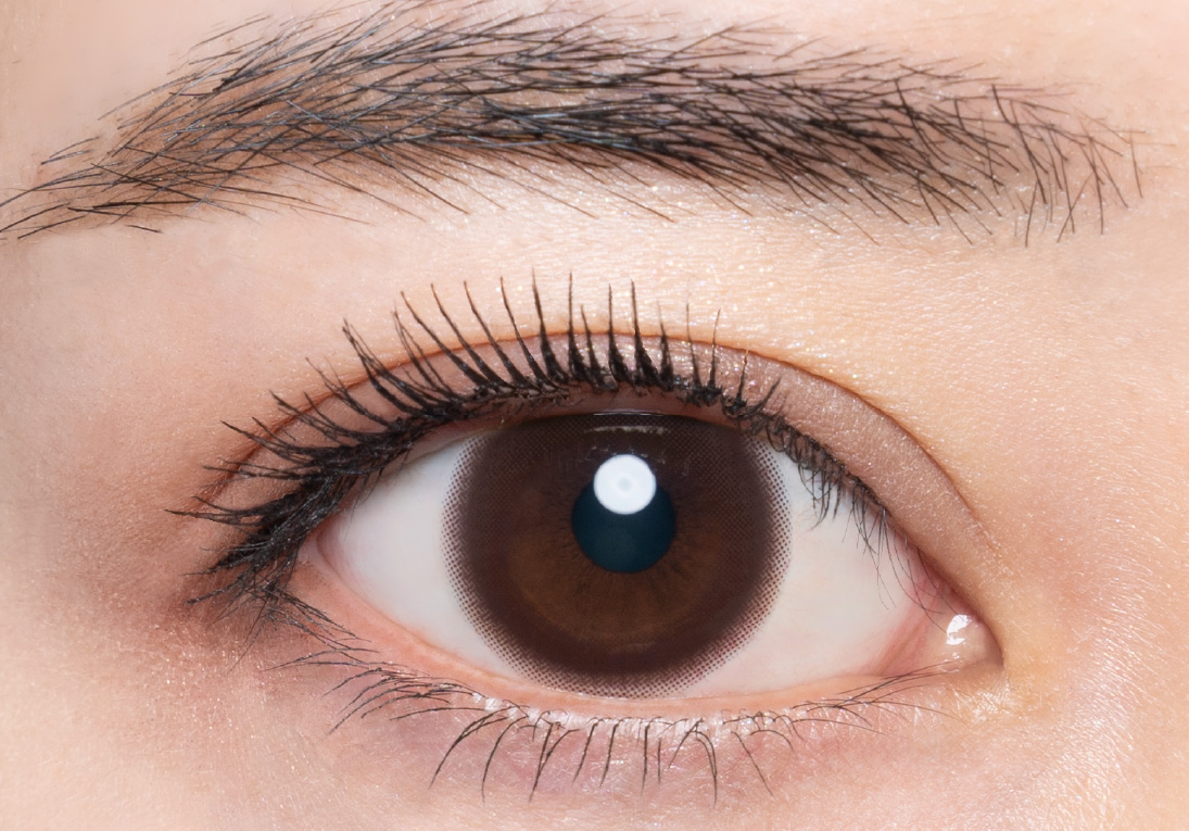 メメマールのナイトコーラルワンデーレンズを着用した目の写真