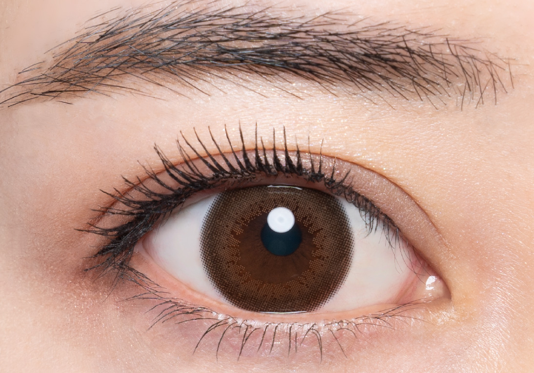 メメマールのィアサンセットワンデーを着用した目